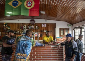 Imigrantes brasileiros ajudam a repovoar praia do Pedrógão