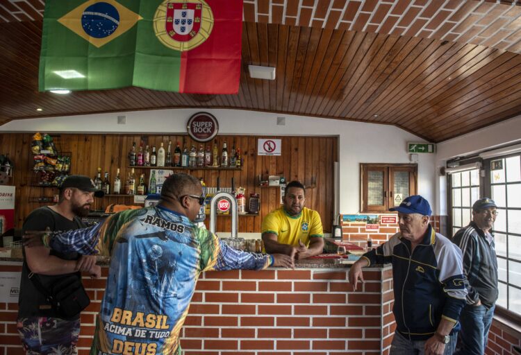 Imigrantes brasileiros ajudam a repovoar praia do Pedrógão