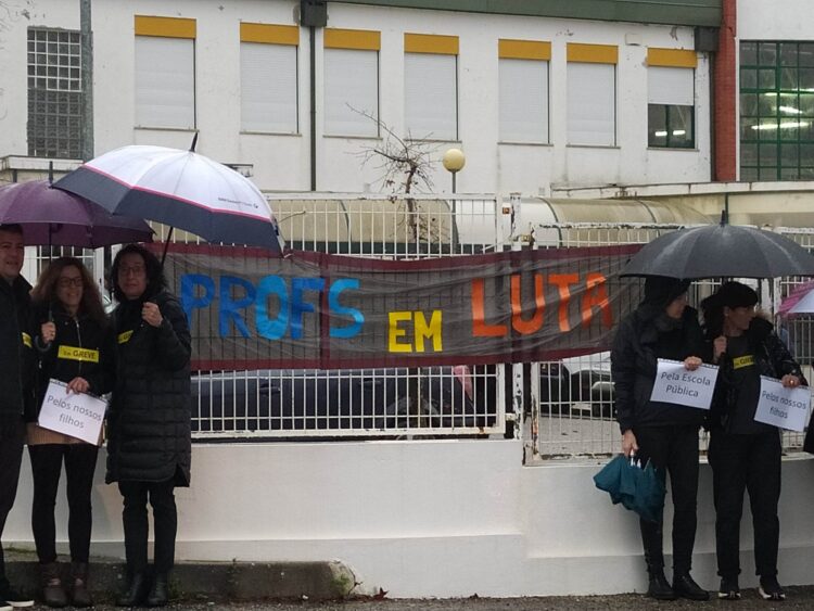 Professores em greve por melhores condições manifestam-se em Colmeias
