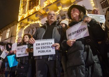 Professores concentram-se à porta da Câmara de Leiria em protesto