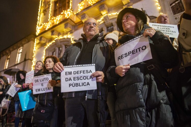 Professores concentram-se à porta da Câmara de Leiria em protesto