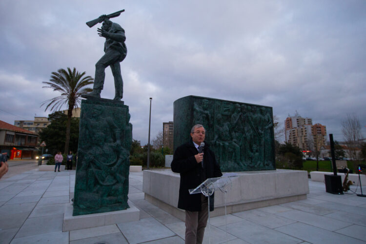 Agora em bronze, monumento pereniza a Revolta Vidreira de 1934 e o sacrifício das famílias da Marinha Grande