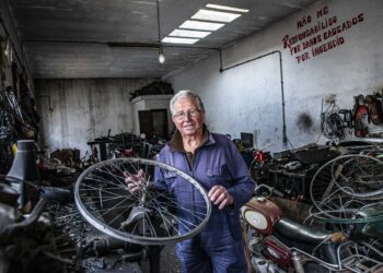 Aos 91 anos, Adelino Pereira continua a reparar bicicletas em Leiria