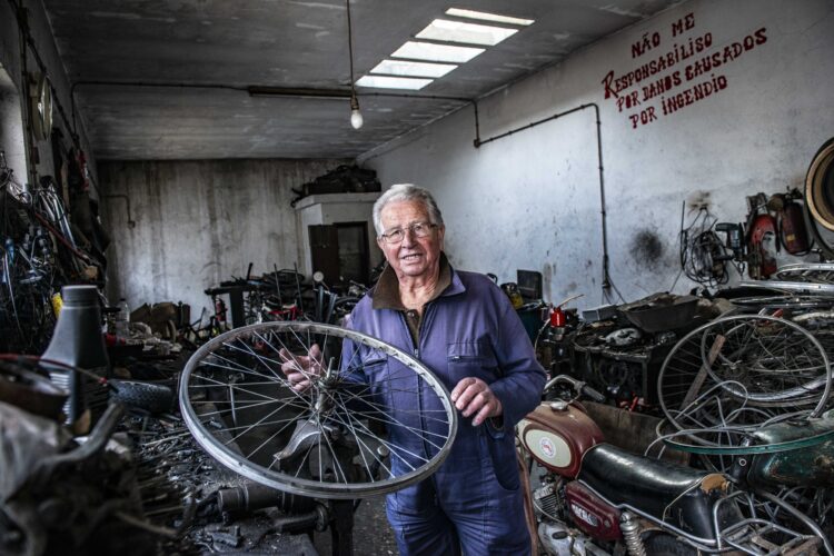 Aos 91 anos, Adelino Pereira continua a reparar bicicletas em Leiria