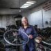 Aos 91 anos, Adelino Pereira continua a reparar bicicletas em Leiria