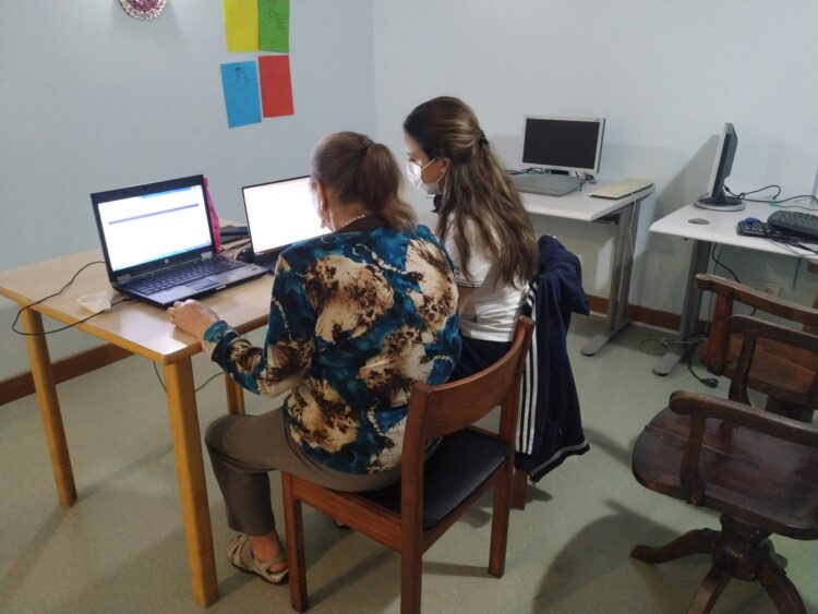 Estudantes do Politécnico ajudam pessoas com limitações na área digital