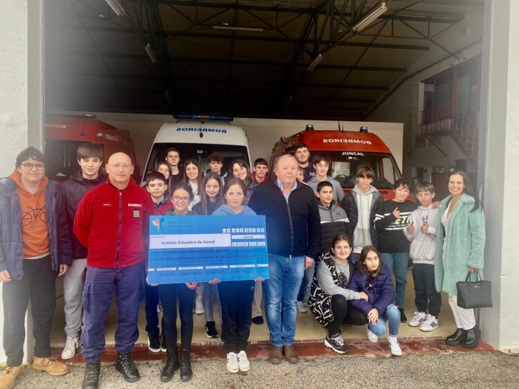 Instituto Educativo do Juncal entrega mais de 1.500 euros aos bombeiros voluntários