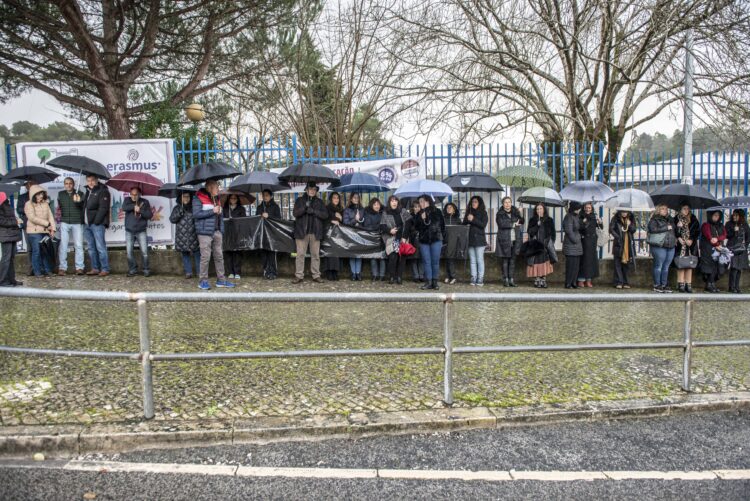 Professores da Escola D. Dinis manifestaram-se esta manhã