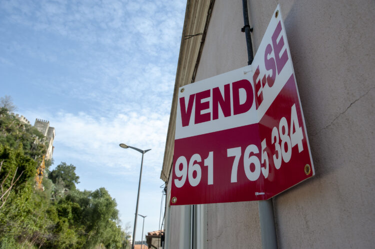 Subida de taxas não irá demover famílias de comprar casa