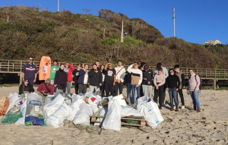 Alunos do Instituto Educativo do Juncal foram apanhar lixo à praia