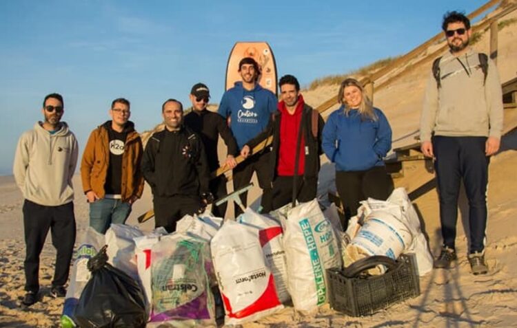 Oito voluntários recolheram 80 quilos de lixo
