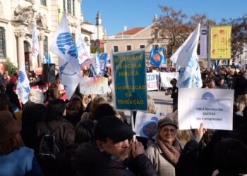Centenas de professores manifestam-se em Leiria