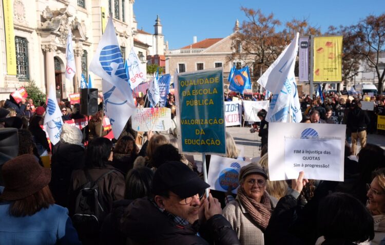 Centenas de professores manifestam-se em Leiria