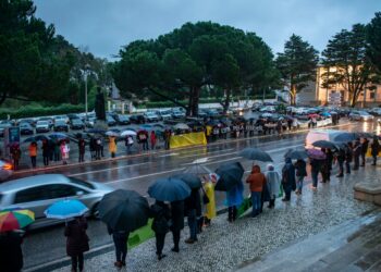 Professores em protesto em frente à Câmara de Leiria