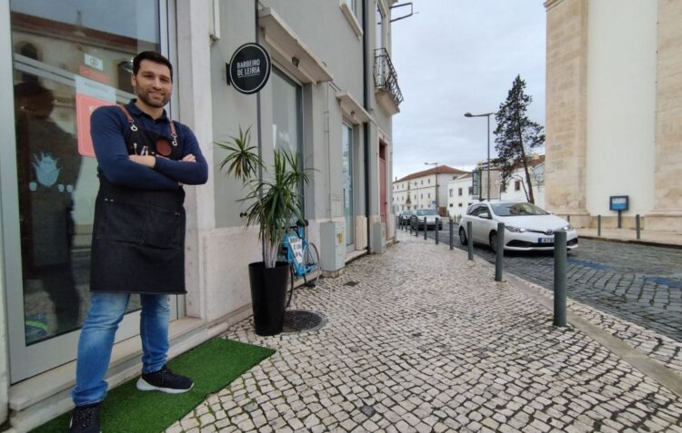 Barbeiro de Leiria reabre em novo espaço