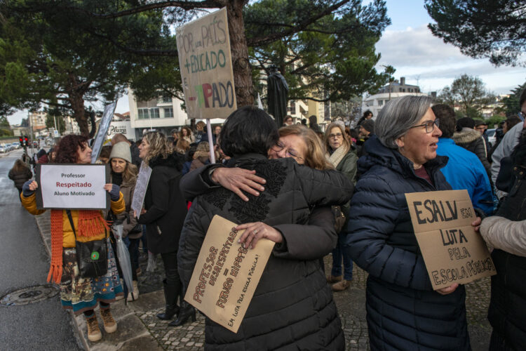 Professores protestam em frente à Câmara de Leiria