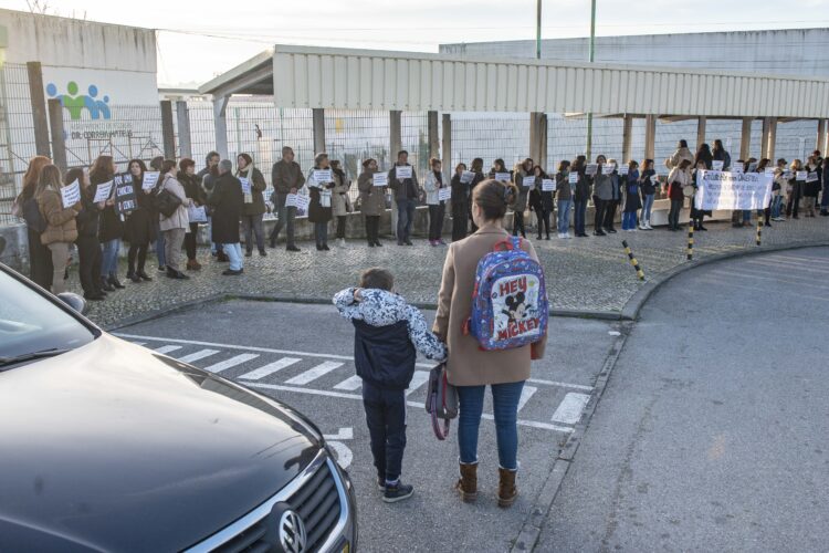 Pais divididos entre apoio aos docentes e aprendizagem dos filhos
