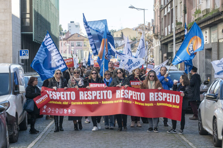 Escolas de norte a sul do distrito encerraram e milhares de professores concentraram-se em Leiria