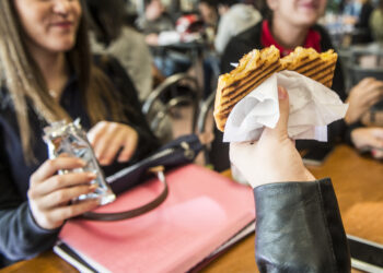 Escola José Saraiva procura solução para garantir refeições a alunos perante greve de funcionários
