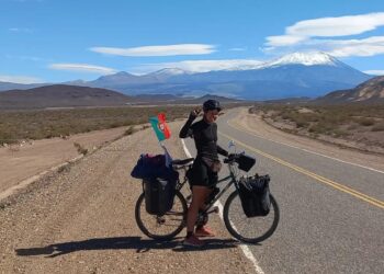 Uma volta ao Sol de bicicleta. A jornada de Mara Mureș entre baleias, montanhas e desertos de sal