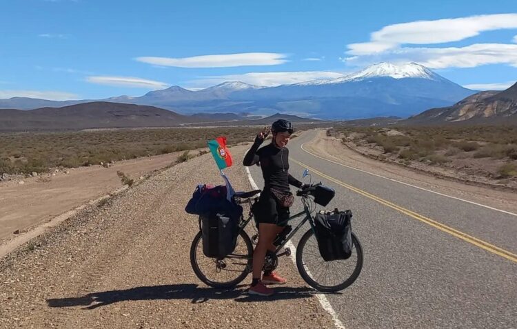 Uma volta ao Sol de bicicleta. A jornada de Mara Mureș entre baleias, montanhas e desertos de sal
