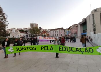 “Não vamos desistir da nossa luta”, garantem professores em protesto na Fonte Luminosa