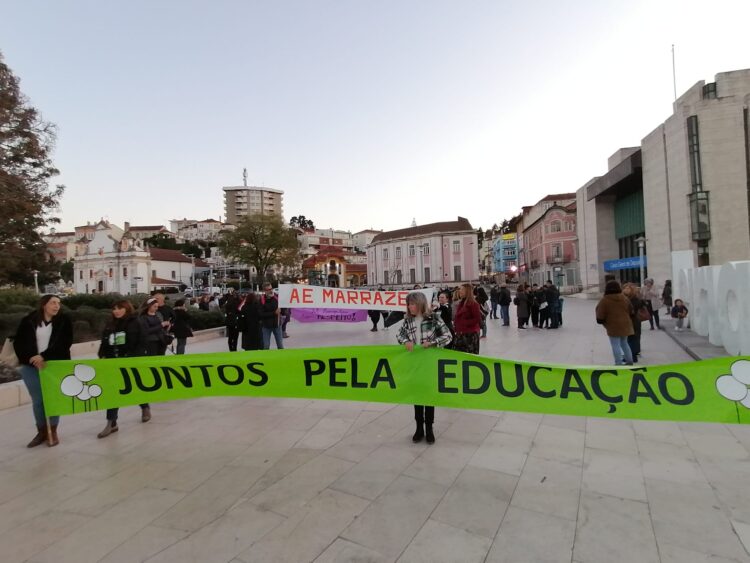 “Não vamos desistir da nossa luta”, garantem professores em protesto na Fonte Luminosa
