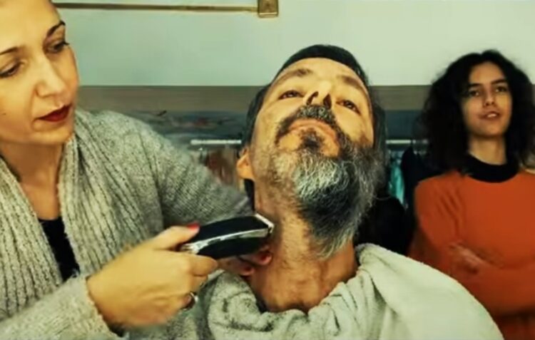 Gomo tem novo videoclipe e veste-se de noiva por aposta com as filhas