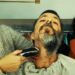 Gomo tem novo videoclipe e veste-se de noiva por aposta com as filhas