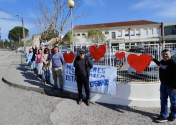 Professores das Colmeias constroem “grade dos corações” em forma de luta pela educação