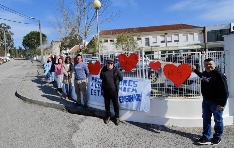 Professores das Colmeias constroem “grade dos corações” em forma de luta pela educação