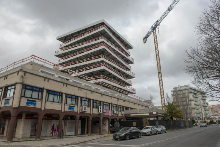 Falta de casas faz aumentar negócios de construção alternativa