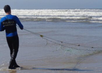 PSP reformado encontra corpos de dois pescadores em Vieira de Leiria