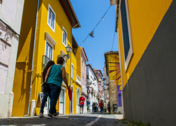 Lojistas e moradores pedem rua Direita, em Leiria, fechada ao trânsito