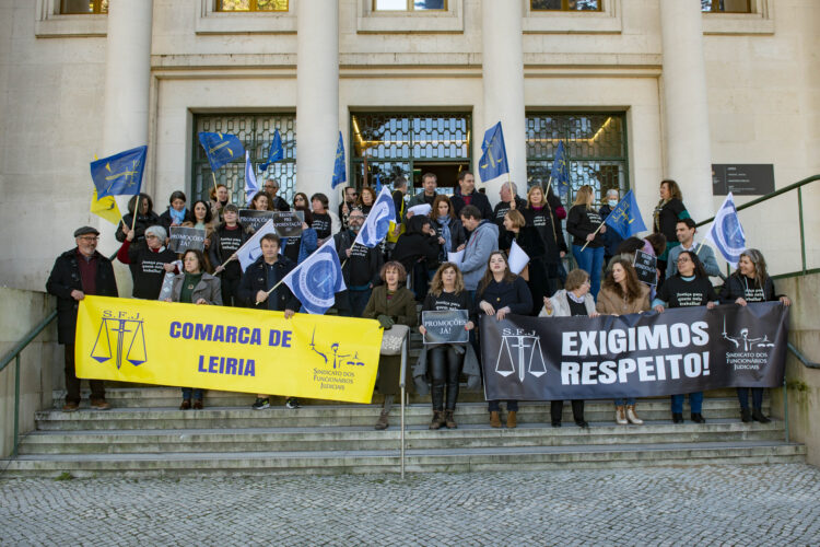 Greve de oficiais de justiça pára tribunais da região
