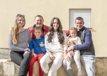 Há um ano, Maksym e Evgeniy viajaram 3.300 quilómetros para salvar as famílias do conflito na Ucrânia