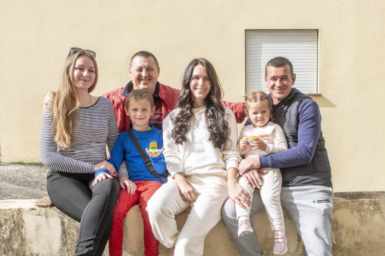 Há um ano, Maksym e Evgeniy viajaram 3.300 quilómetros para salvar as famílias do conflito na Ucrânia