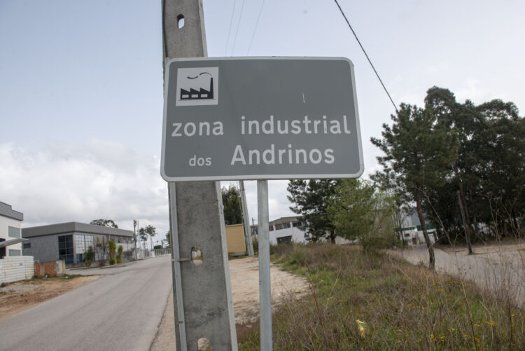 Reclamada construção de saneamento na zona industrial de Andrinos
