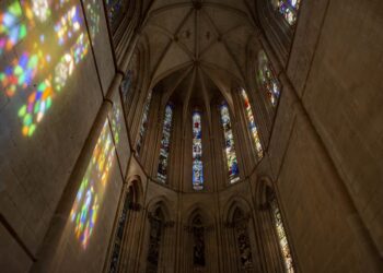 Vitrais do Mosteiro da Batalha são os mais antigos do País, mas faltam técnicos e dinheiro