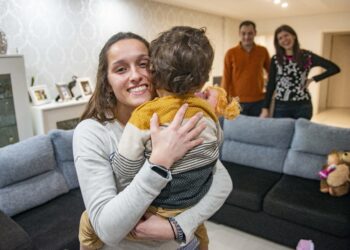 Dos compromissos profissionais ao tempo a dois: babysitting é cada vez mais procurado