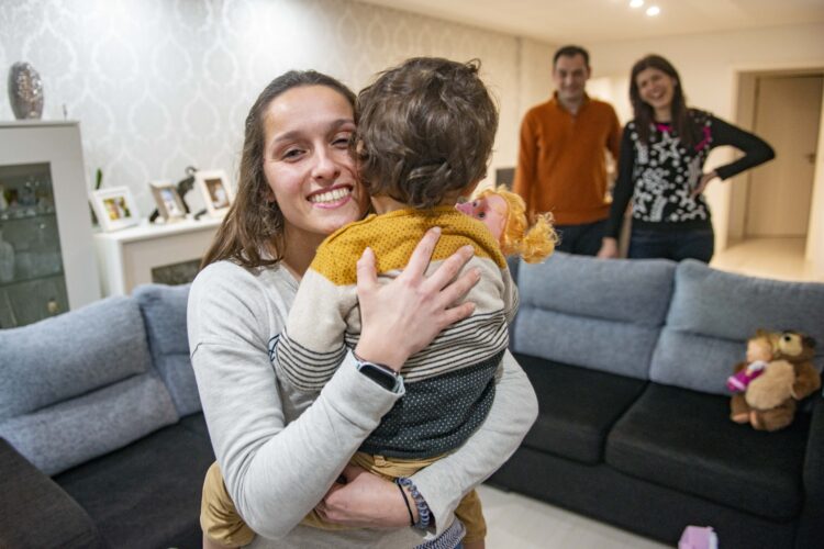 Dos compromissos profissionais ao tempo a dois: babysitting é cada vez mais procurado