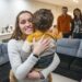 Dos compromissos profissionais ao tempo a dois: babysitting é cada vez mais procurado