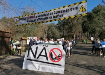 Centenas caminham contra a prospecção de inertes na Barosa
