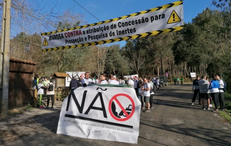 Centenas caminham contra a prospecção de inertes na Barosa