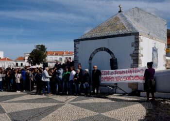 População protesta contra obras no promontório da Nazaré