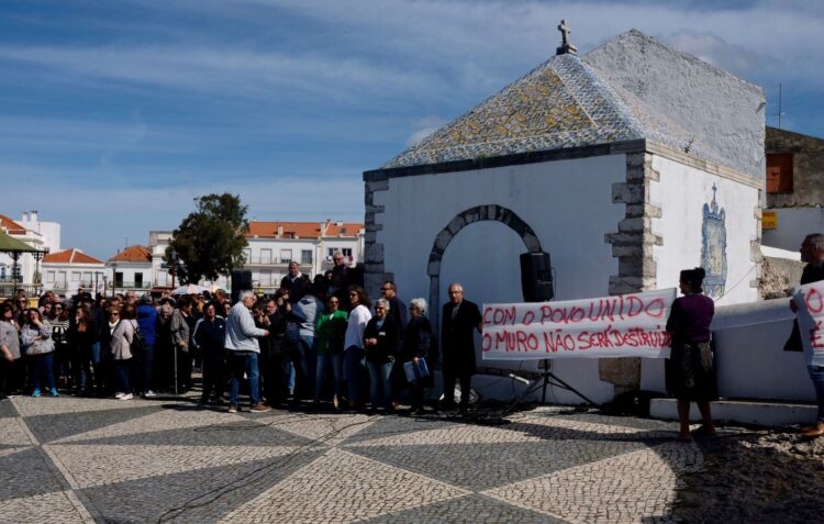 População protesta contra obras no promontório da Nazaré