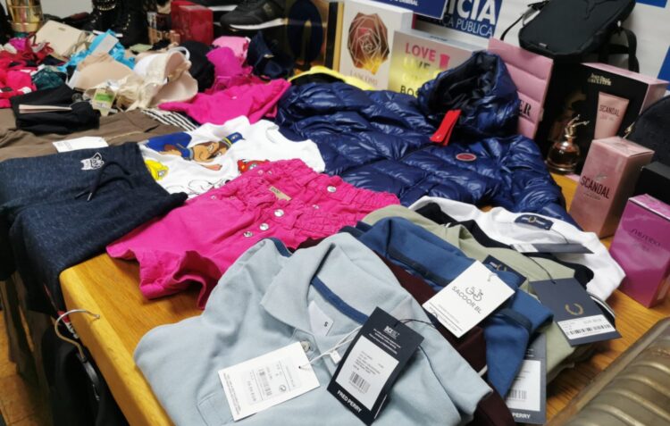 Mulheres usavam sacos forrados a alumínio para furtar roupa de gama alta