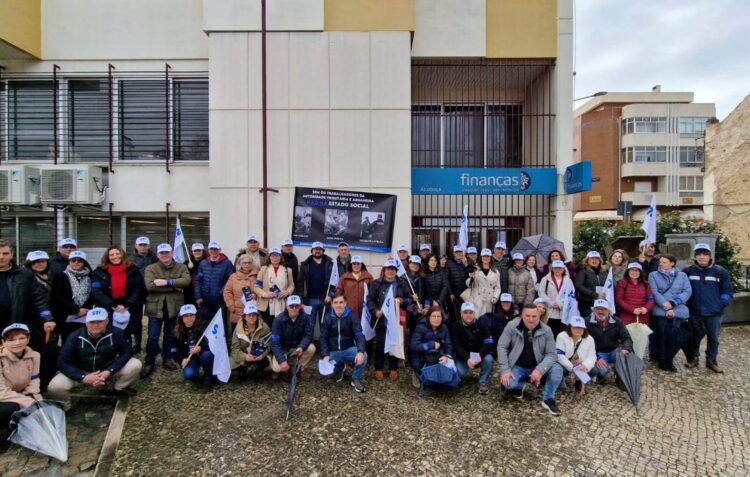 Trabalhadores dos impostos em greve durante o mês de Março