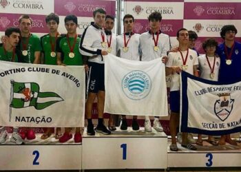 Nadadores juvenis do Clube Náutico de Leiria batem recorde nacional por mais de um segundo
