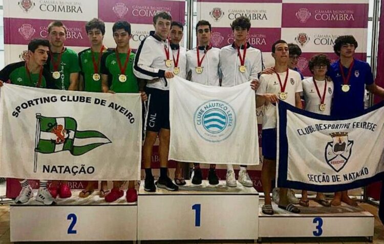 Nadadores juvenis do Clube Náutico de Leiria batem recorde nacional por mais de um segundo